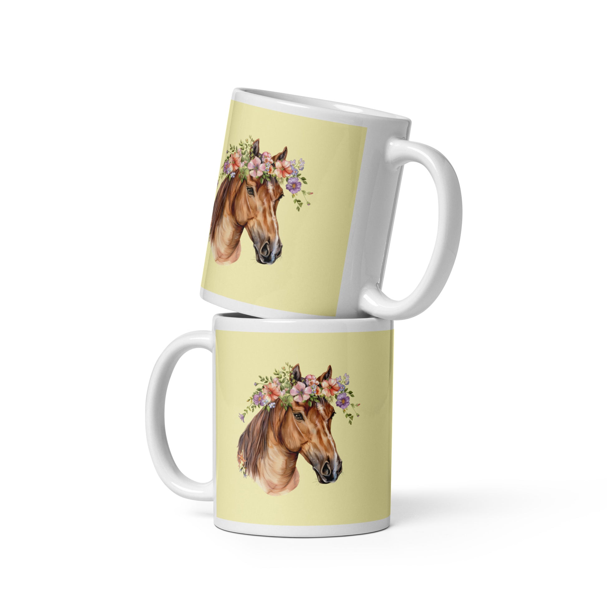 Weiße Keramiktasse mit gelbem Hintergrund und Illustration eines Pferdekopfes mit Blumenkranz.
