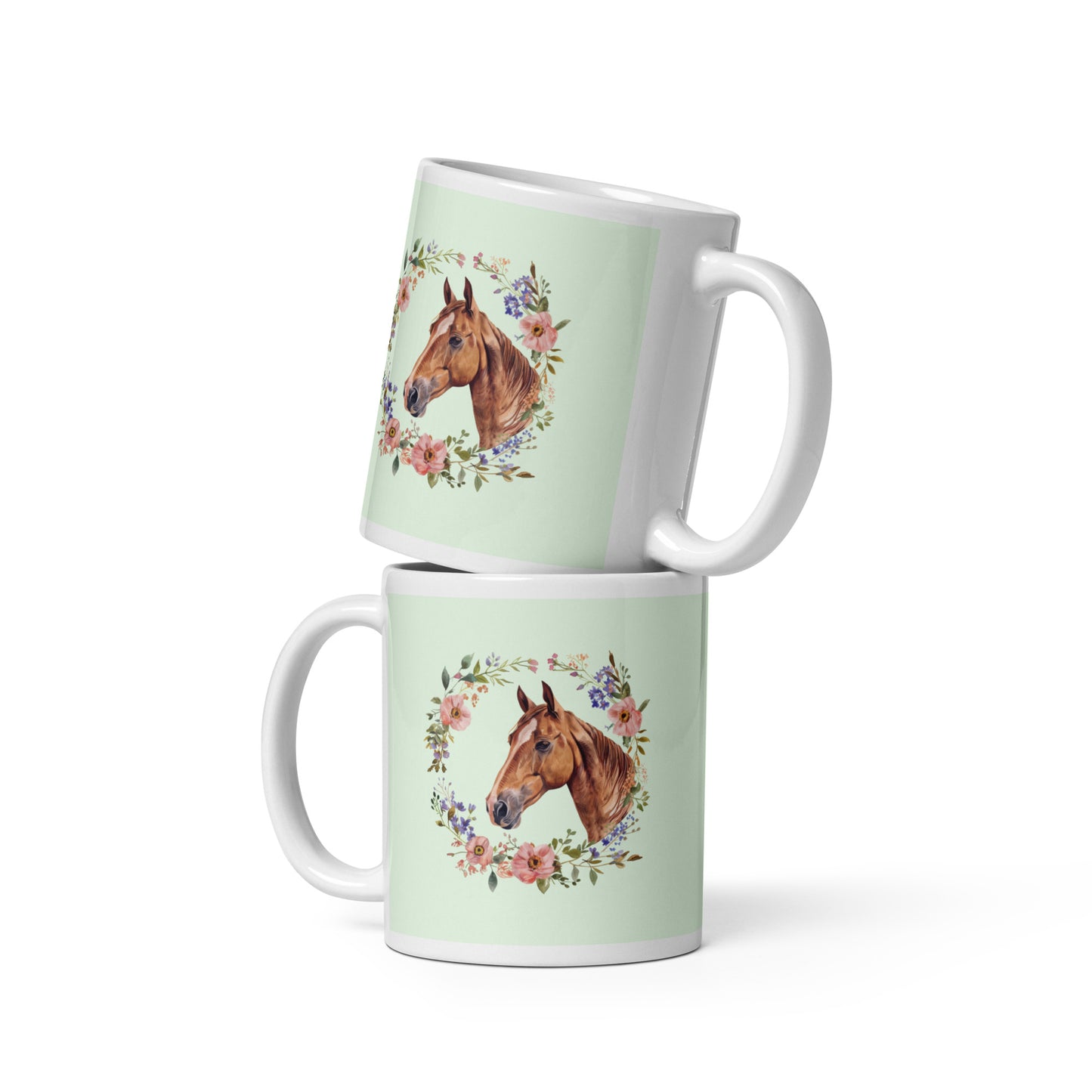 Weiße Keramiktasse mit grünem Hintergrund und Illustration eines Pferdekopfes im Blumenkranz.