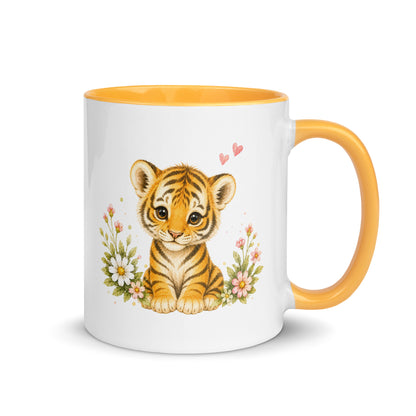 Weiße Keramiktasse mit gelbem Henkel und süßem Tigerbaby zwischen Blumen und kleinen Herzen.