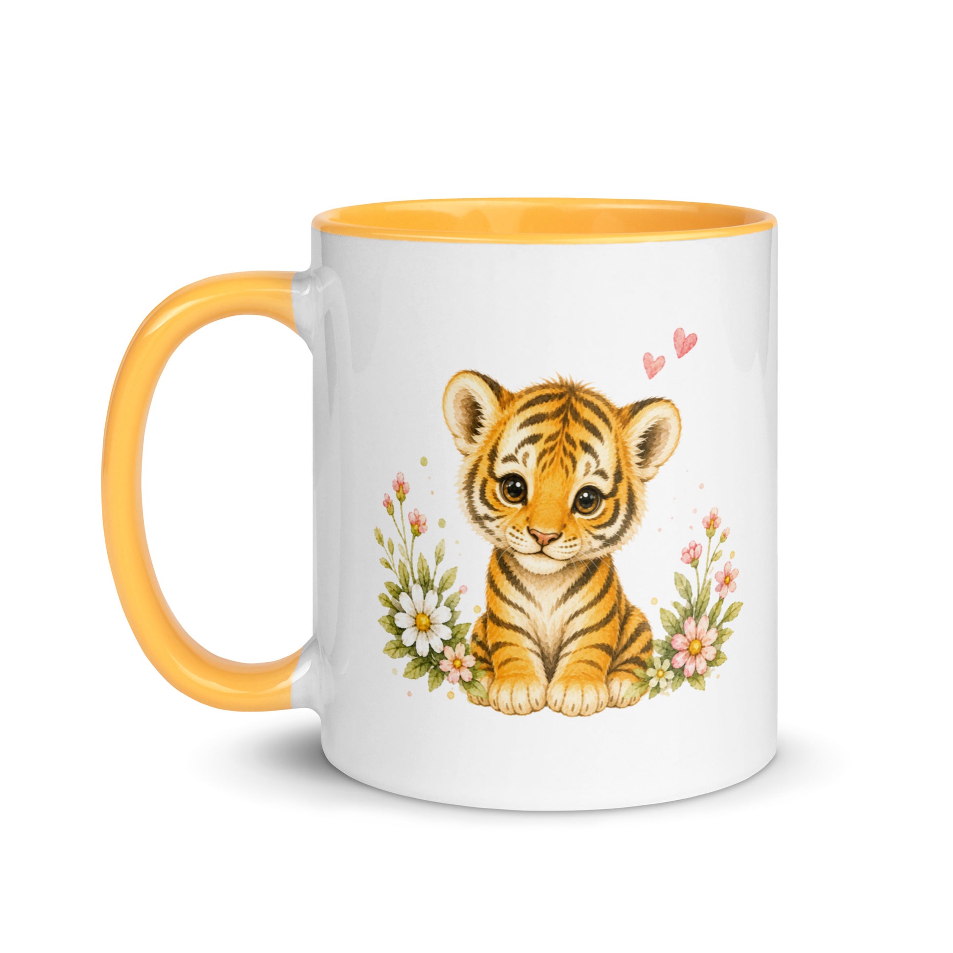 Weiße Keramiktasse mit gelbem Henkel und süßem Tigerbaby zwischen Blumen und kleinen Herzen.