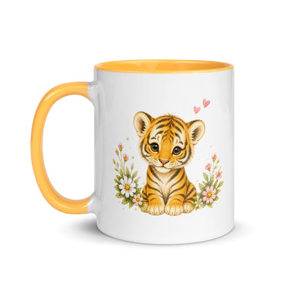 Weiße Keramiktasse mit gelbem Henkel und süßem Tigerbaby zwischen Blumen und kleinen Herzen.