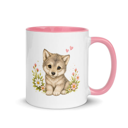 Weiße Keramiktasse mit rosa Henkel und Wolfwelpen-Motiv zwischen Blumen und kleinen Herzen.